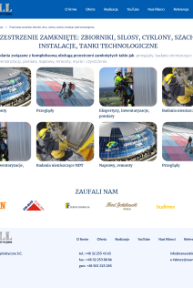 http://Pracownik%20wykonujący%20prace%20na%20wysokości%20na%20dachu%20budynku%20z%20niebieską%20pokrywą.